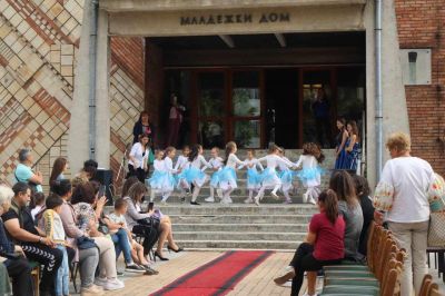 Децата от ДГ „Първи юни“ и филиал „Бодра смяна“ участваха в пъстро модно шоу с тоалети изработени от отпадъчни материали, организирано от Младежки дом – Горна Оряховица - ДГ Първи юни - Горна Оряховица