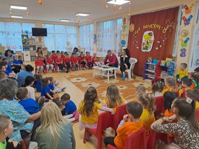 Денят на четенето с гост кмета на Община Горна Оряховица - Николай Рашков и зам. кметът по хуманитарни дейности и спорт г-жа Петя Иванова, ДГ "Първи юни" - ДГ Първи юни - Горна Оряховица
